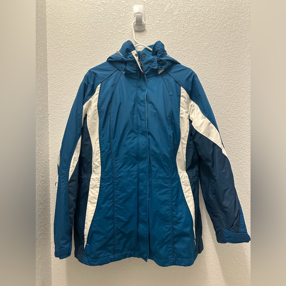 Columbia 3 in 1 ski jacket with removable hood.